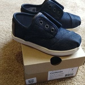 Tom's tiny size 8 cordones dark denim sneakers
